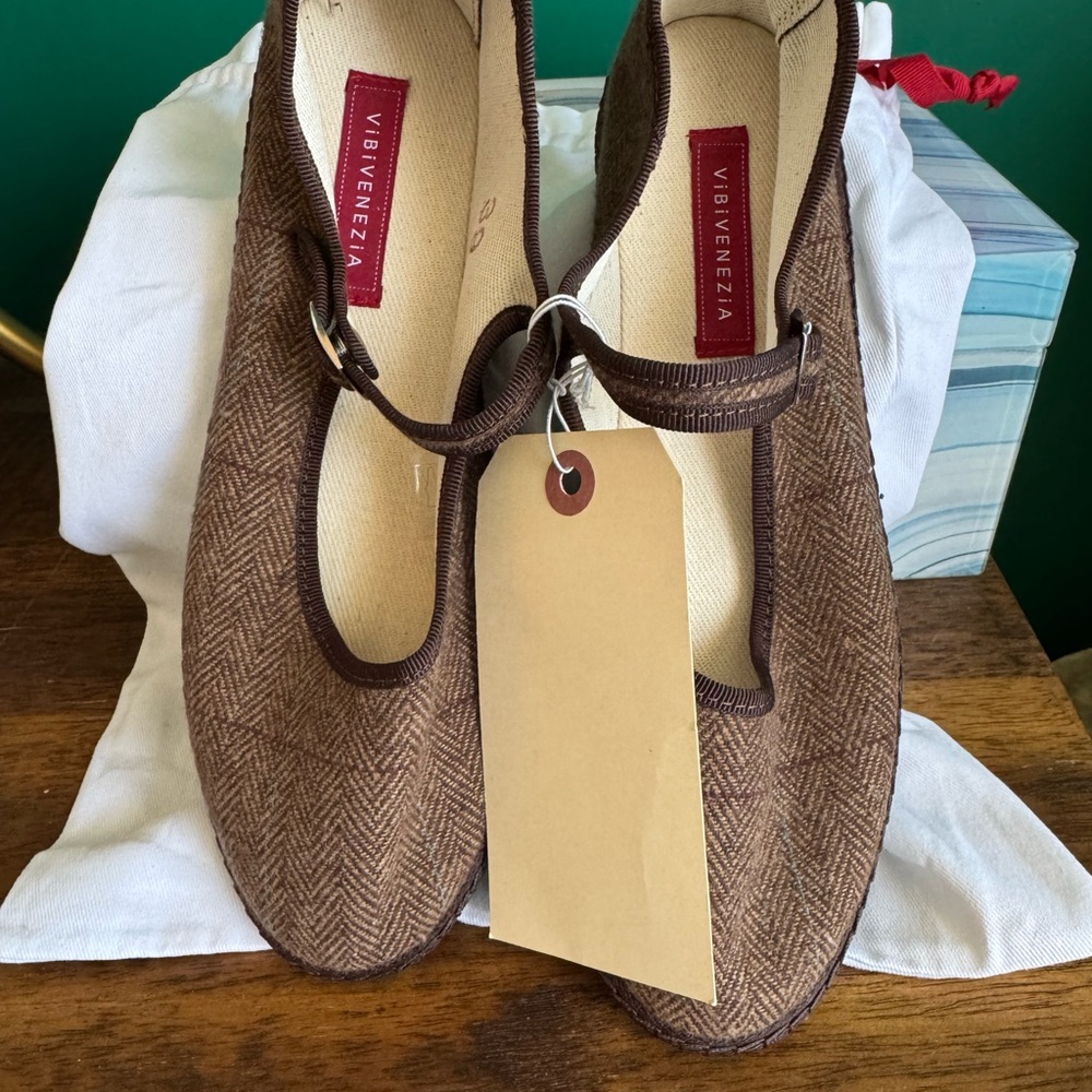 ViBi Venezia Women's Mary Jane Flats 9 US / 39 EU Brown